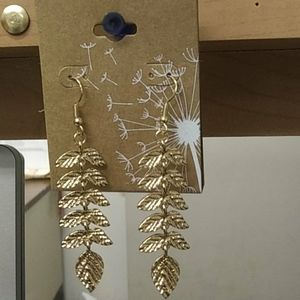 Gold earrings (Brand New)